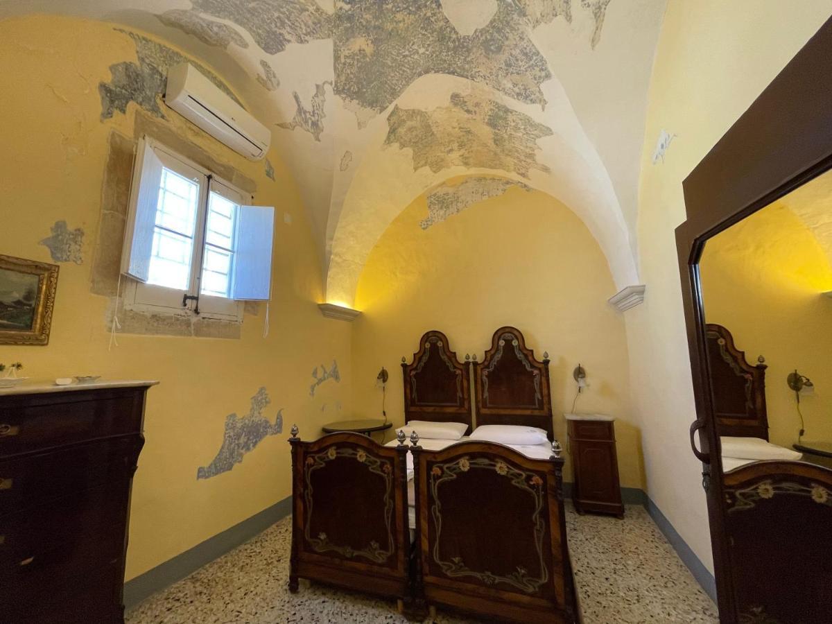 레체 Palazzo De Carlo E Il Parco Dei 7 Pozzi B&B 외부 사진